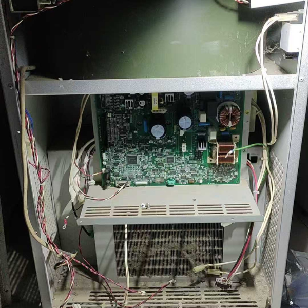 日立 CF16RXII 离心机整机及门盖锁位置示意.png